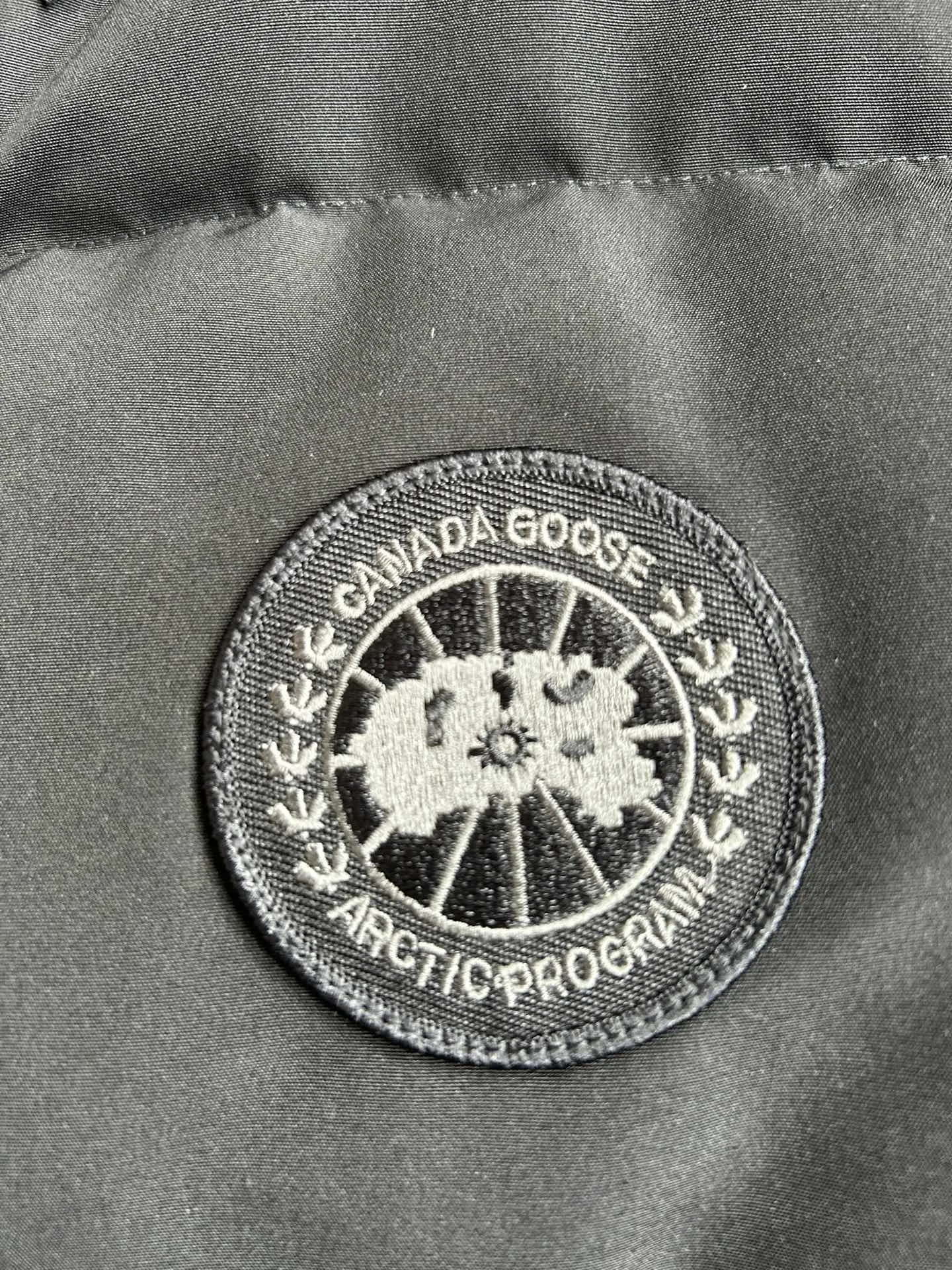 P600 2267WB Grandview black label women's short vest. Constructed from Arctic Tech recycled fabric®, it features a cinchable hem for sleek styling and storage. Color: black. Size: XS S M L XL.